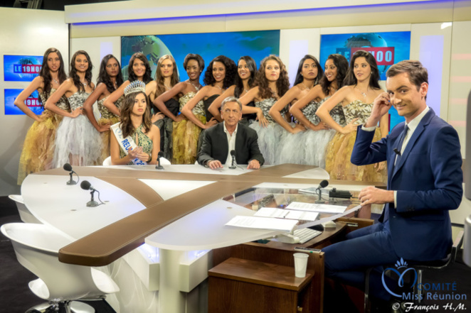Antoine Forestier, présentateur du JT, avec les 12 candidates, Ambre N'guyen et Aziz Patel Antoine Forestier, présentateur du JT, avec les 12 candidates, Ambre N'guyen et Aziz Patel
