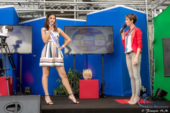 Miss Réunion a esquissé quelques pas pour montrer comment défiler sur une scène...