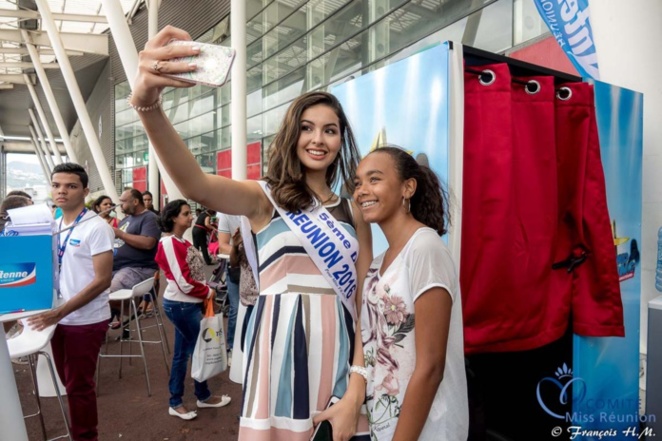 Miss Réunion sur le stand Antenne Réunion au Salon de la Maison