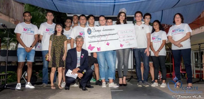 La photo de famille avec le chèque pour "Imagine for Margo"