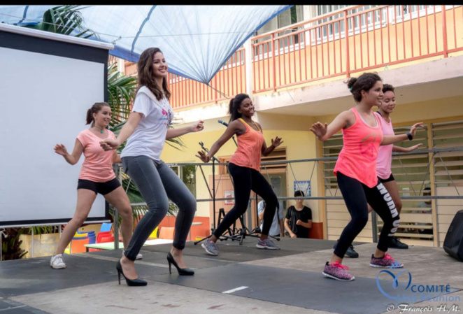 Il y avait un atelier zumba, Miss Réunion n'a pas hésité, même avec les talons!