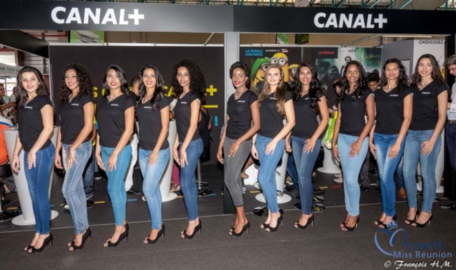 Devant le stand Canal+ Devant le stand Canal+