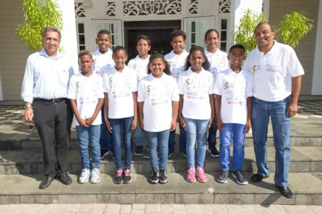 Les 9 enfants entourés par Aziz Patel, délégué Miss France, et Ibrahim Ingar, président de l'association 1000 Sourires Les 9 enfants entourés par Aziz Patel, délégué Miss France, et Ibrahim Ingar, président de l'association 1000 Sourires