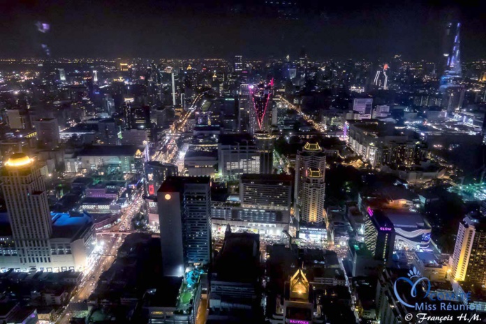 Du haut de la tour, il y a des magnifiques vues sur Bangkok la nuit... Du haut de la tour, il y a des magnifiques vues sur Bangkok la nuit...