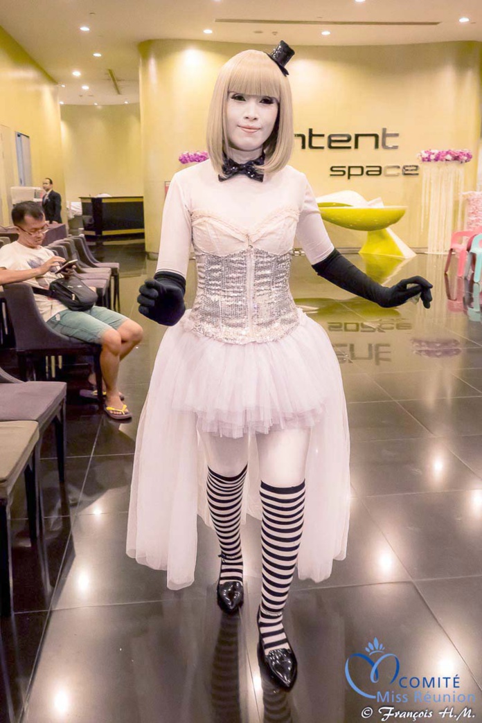 Les candidates Miss Réunion ont croisé un personnage étrange... Vous la reconnaissez? Les candidates Miss Réunion ont croisé un personnage étrange... Vous la reconnaissez?