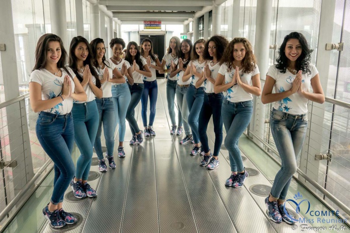 Sur la passerelle d'accès à l'avion Sur la passerelle d'accès à l'avion