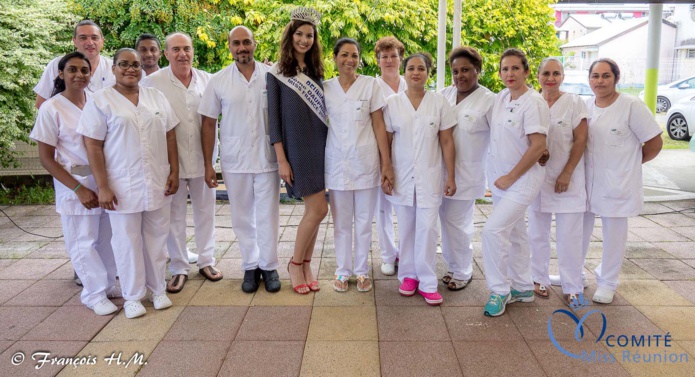 Ambre N'guyen avec le personnel de l'USLD Ambre N'guyen avec le personnel de l'USLD