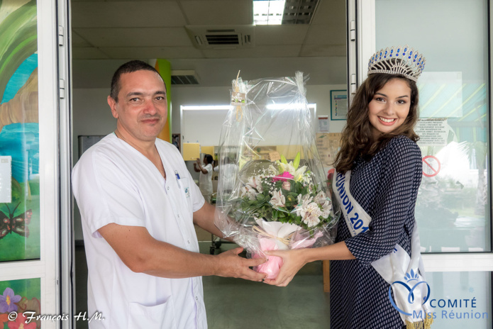 Michel Maillot, animateur USLD, porteur de cet événement, a offert un bouquet à Miss Réunion pour la remercier de sa venue Michel Maillot, animateur USLD, porteur de cet événement, a offert un bouquet à Miss Réunion pour la remercier de sa venue