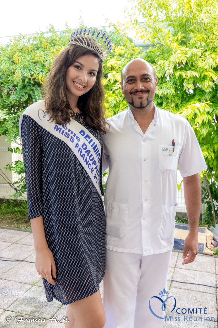 Miss Réunion rend visite aux personnes âgées malades de l'USLD