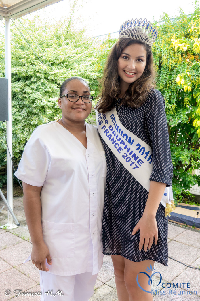 Miss Réunion rend visite aux personnes âgées malades de l'USLD