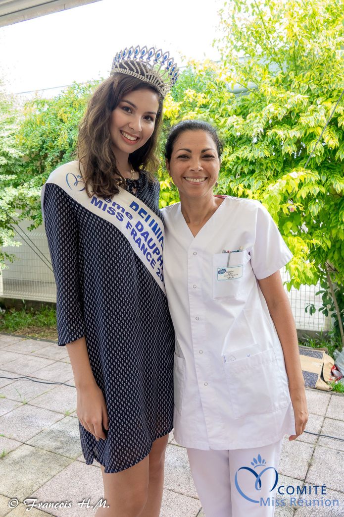 Miss Réunion rend visite aux personnes âgées malades de l'USLD