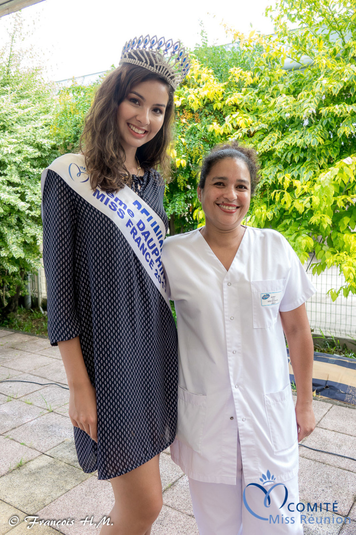 Miss Réunion rend visite aux personnes âgées malades de l'USLD