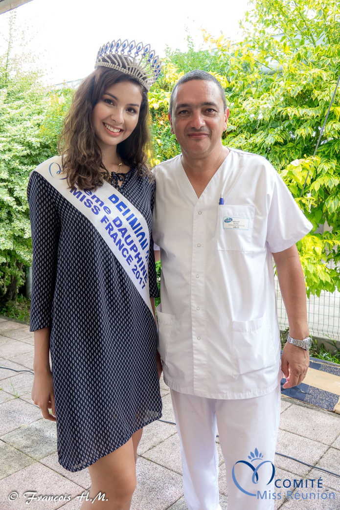Miss Réunion rend visite aux personnes âgées malades de l'USLD