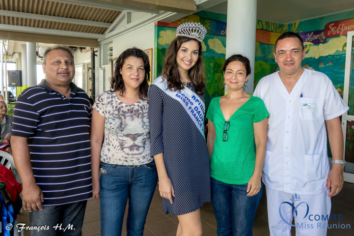 Miss Réunion rend visite aux personnes âgées malades de l'USLD