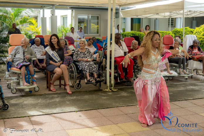 Miss Réunion rend visite aux personnes âgées malades de l'USLD