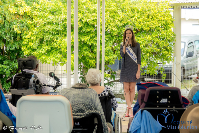Miss Réunion rend visite aux personnes âgées malades de l'USLD Miss Réunion rend visite aux personnes âgées malades de l'USLD