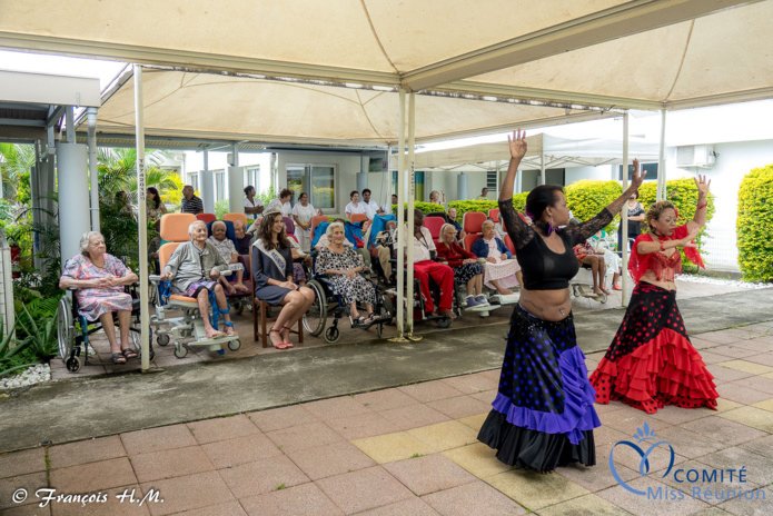 Miss Réunion rend visite aux personnes âgées malades de l'USLD
