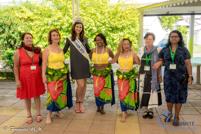 Miss Réunion rend visite aux personnes âgées malades de l'USLD