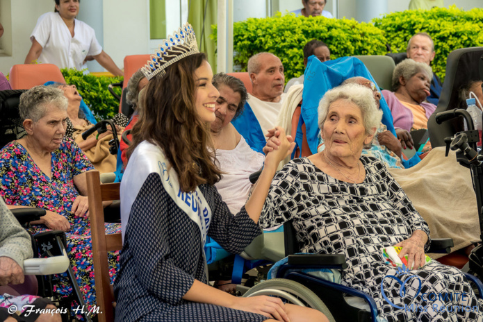 Miss Réunion rend visite aux personnes âgées malades de l'USLD