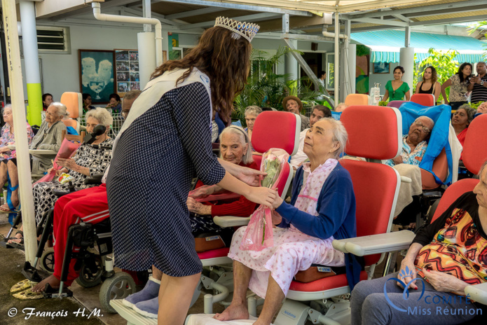 Miss Réunion rend visite aux personnes âgées malades de l'USLD