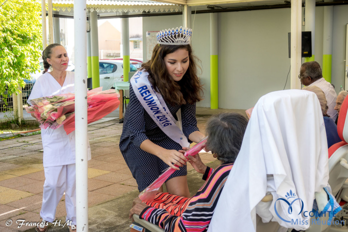 Miss Réunion rend visite aux personnes âgées malades de l'USLD
