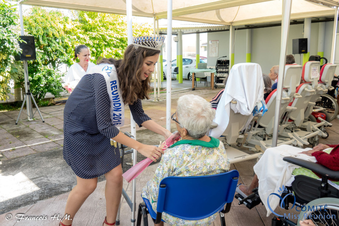 Miss Réunion rend visite aux personnes âgées malades de l'USLD