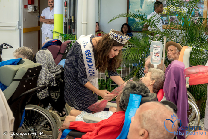 Miss Réunion rend visite aux personnes âgées malades de l'USLD
