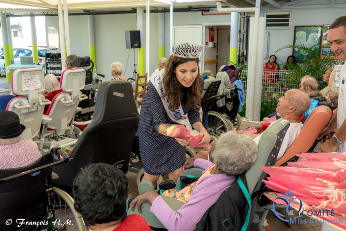 Miss Réunion rend visite aux personnes âgées malades de l'USLD