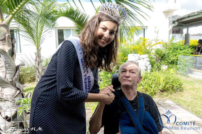 Miss Réunion rend visite aux personnes âgées malades de l'USLD
