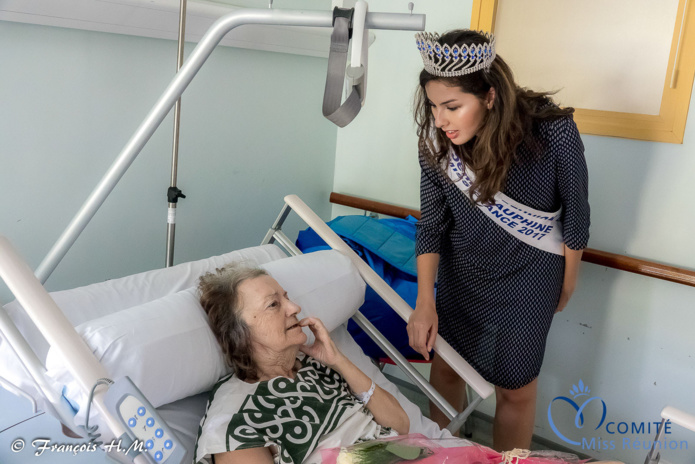 Miss Réunion rend visite aux personnes âgées malades de l'USLD
