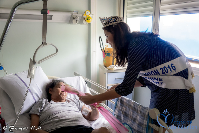 Miss Réunion rend visite aux personnes âgées malades de l'USLD Miss Réunion rend visite aux personnes âgées malades de l'USLD