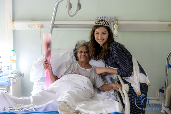 Miss Réunion rend visite aux personnes âgées malades de l'USLD