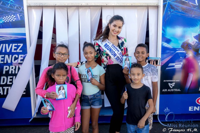 Ambre N'guyen, très sollicitée pour des photos Ambre N'guyen, très sollicitée pour des photos