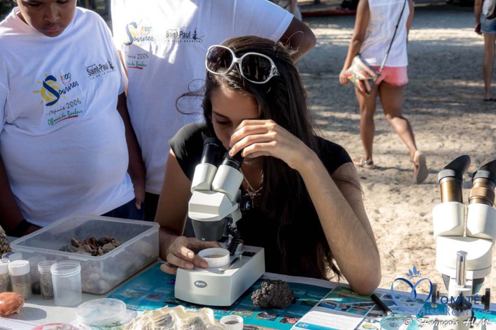 Opération éco-citoyenne Canal+ avec les 12 candidates Miss Réunion et des enfants Opération éco-citoyenne Canal+ avec les 12 candidates Miss Réunion et des enfants