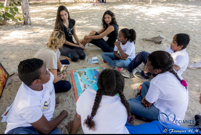 Opération éco-citoyenne Canal+ avec les 12 candidates Miss Réunion et des enfants