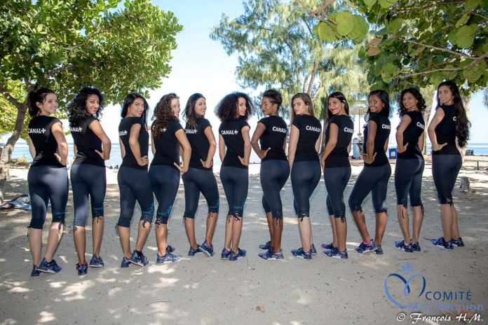 Opération éco-citoyenne Canal+ avec les 12 candidates Miss Réunion et des enfants