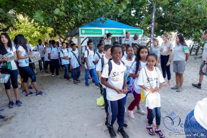 Opération éco-citoyenne Canal+ avec les 12 candidates Miss Réunion et des enfants Opération éco-citoyenne Canal+ avec les 12 candidates Miss Réunion et des enfants