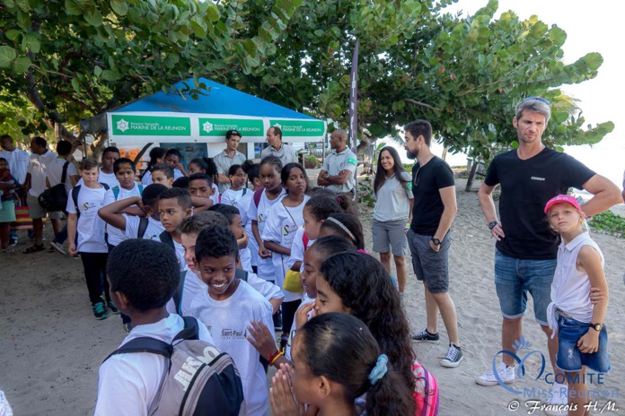 Opération éco-citoyenne Canal+ avec les 12 candidates Miss Réunion et des enfants Opération éco-citoyenne Canal+ avec les 12 candidates Miss Réunion et des enfants