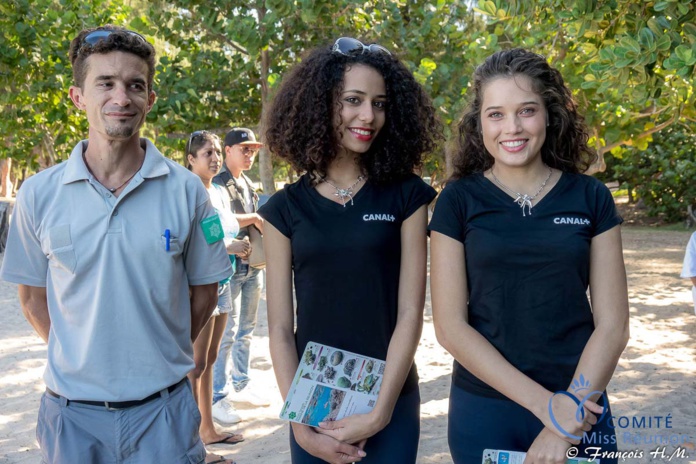 Lyna et Lina avec l'un des guides Lyna et Lina avec l'un des guides