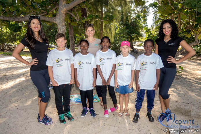 Opération éco-citoyenne Canal+ avec les 12 candidates Miss Réunion et des enfants
