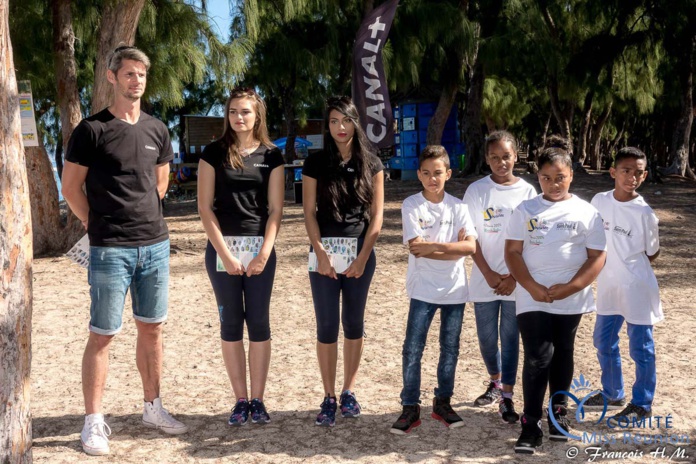 Opération éco-citoyenne Canal+ avec les 12 candidates Miss Réunion et des enfants
