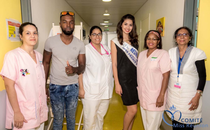 Ambre et Dimix avec le personnel du service oncologique et Tayéba Moullan