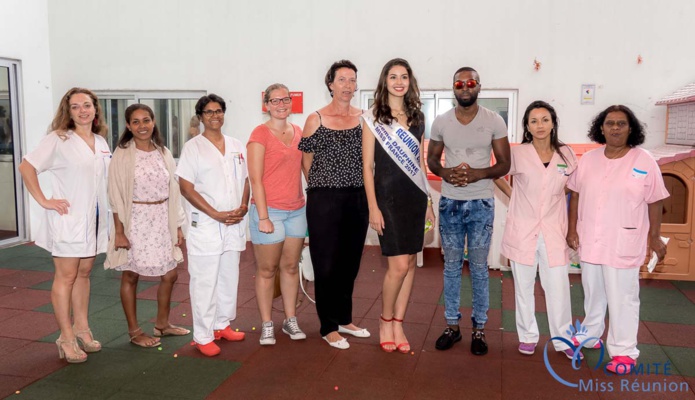 Ambre N'guyen et Dimix Staya avec le personnel hospitalier