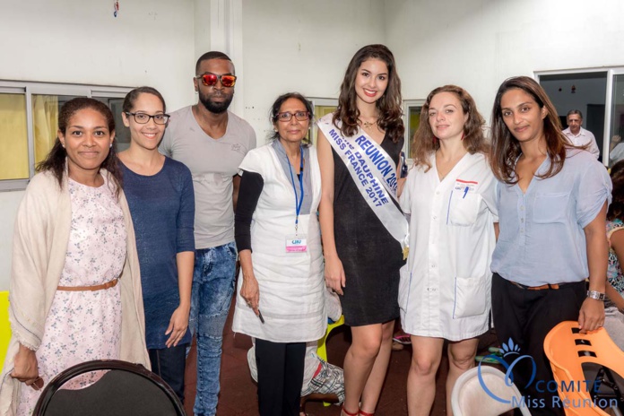 Avec la présidente de la Maison des Parents et les représentants de Soleil Créole Avec la présidente de la Maison des Parents et les représentants de Soleil Créole