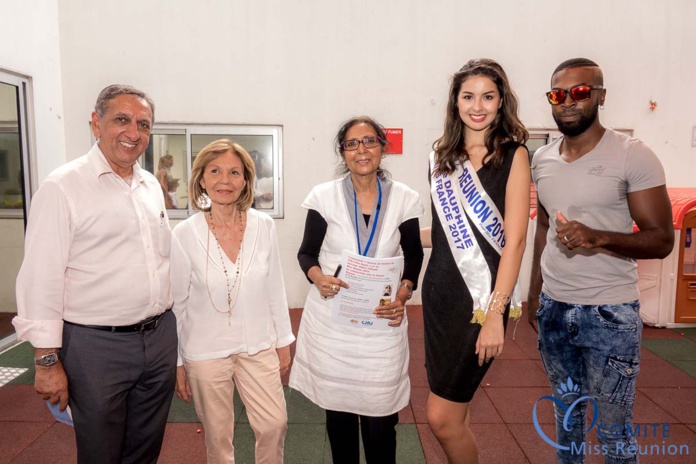 Aziz Patel du Comité Miss Réunion, Jacqueline Bourgeat, présidente de l'association Les Ptis Princes (qui s'occupe des enfants malades du cancer), Tayéba Moullan, Ambre N'guyen, et Dimix Staya Aziz Patel du Comité Miss Réunion, Jacqueline Bourgeat, présidente de l'association Les Ptis Princes (qui s'occupe des enfants malades du cancer), Tayéba Moullan, Ambre N'guyen, et Dimix Staya