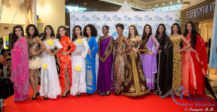 Elles portent des créations de Sabeykarathy qui pose avec elles au centre