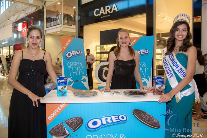 Oréo est partenaire de Miss Réunion 2017. Les hôtesses Judith et Kelly ont proposé au public de goûter au délicieux biscuit Oréo Cirspy & Thin Oréo est partenaire de Miss Réunion 2017. Les hôtesses Judith et Kelly ont proposé au public de goûter au délicieux biscuit Oréo Cirspy & Thin