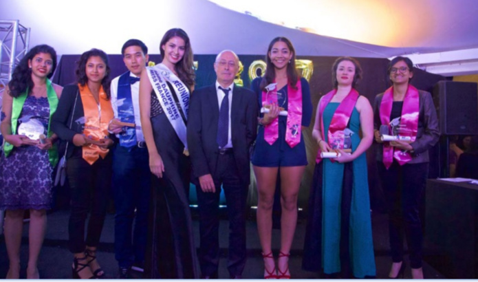 La marraine et le parrain ont procédé, à tour de rôle, à la remise des récompenses La marraine et le parrain ont procédé, à tour de rôle, à la remise des récompenses