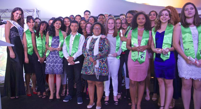Miss Réunion marraine de la cérémonie de remise de diplômes à l'IUT Miss Réunion marraine de la cérémonie de remise de diplômes à l'IUT