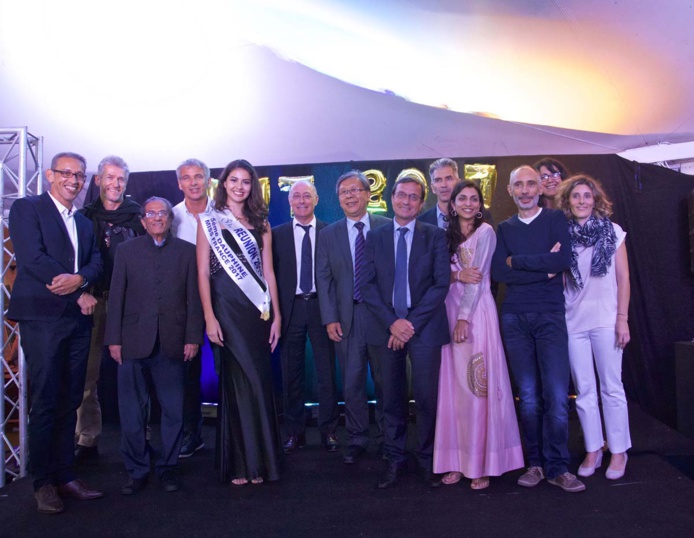 Richard Lorion, directeur de l'IUT, avec les partenaires de l'IUT, le parrain et la marraine de la Promo 2017 Richard Lorion, directeur de l'IUT, avec les partenaires de l'IUT, le parrain et la marraine de la Promo 2017